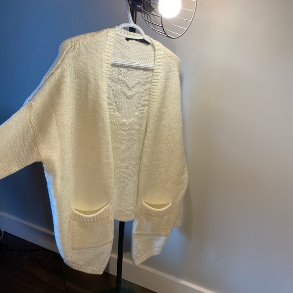 ‼️SOLD‼️ White Oversized Cardigan - Picture 3 of 3